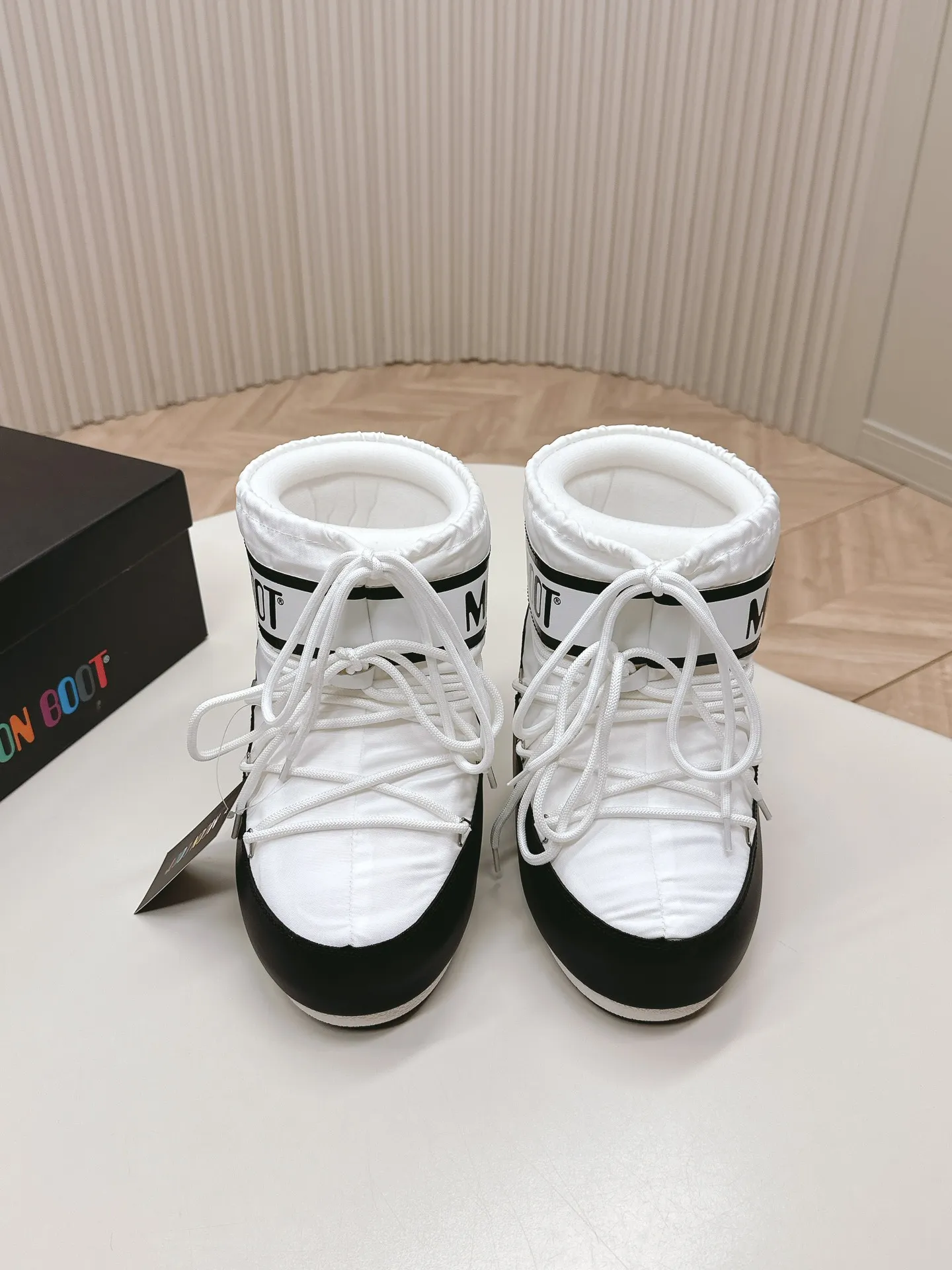 Men's shoes pP600! Fabric short boots Moon Boot 24ss The latest snow boots series for autumn and winter... Ugly snow short boots Forget UGG, fashionable people are wearing Moon Boot snow boots. If you find it difficult to accept the revival of UGG, now there is a more alternative snow boot that is back. It is 4 cm taller. That is the Moon Boot. It was already very popular in the millennium. Paris Hilton, Victoria Beckham and other celebrities often wore it, and now the Y2K trend is popular again. The same QQ show outfit worn by young children. The ugly snow boots that have been shown by thousands of people have become popular again. They are not distinguished between men and women. They look slim and warm and easy to wear. Fabric: 70% cotton and 30% plastic. Lining: 100% silk cotton liner. Feet: 100% silk cotton liner. Outsole: thermoplastic rubber. Bottom thickness: 4cm. Size: #35-41 (41 customization is not returnable).